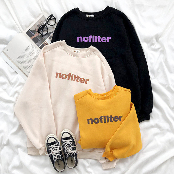 Ikdienas sieviešu blūze ar ovālu kakla izgriezumu, garām piedurknēm un uzrakstu