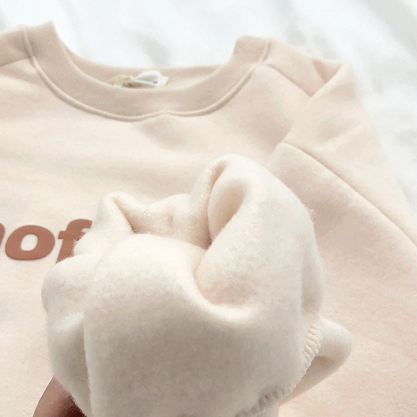 Ikdienas sieviešu blūze ar ovālu kakla izgriezumu, garām piedurknēm un uzrakstu