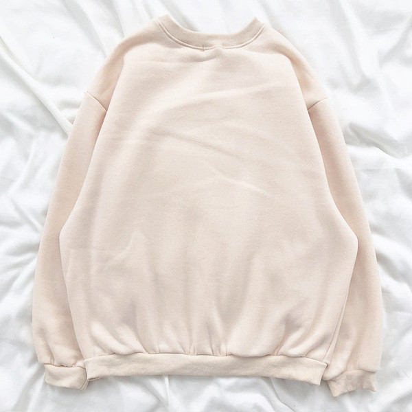 Ikdienas sieviešu blūze ar ovālu kakla izgriezumu, garām piedurknēm un uzrakstu