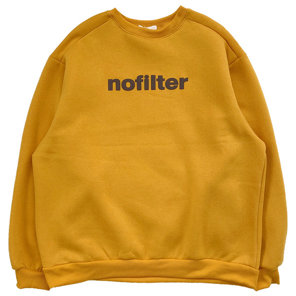 Ikdienas sieviešu blūze ar ovālu kakla izgriezumu, garām piedurknēm un uzrakstu