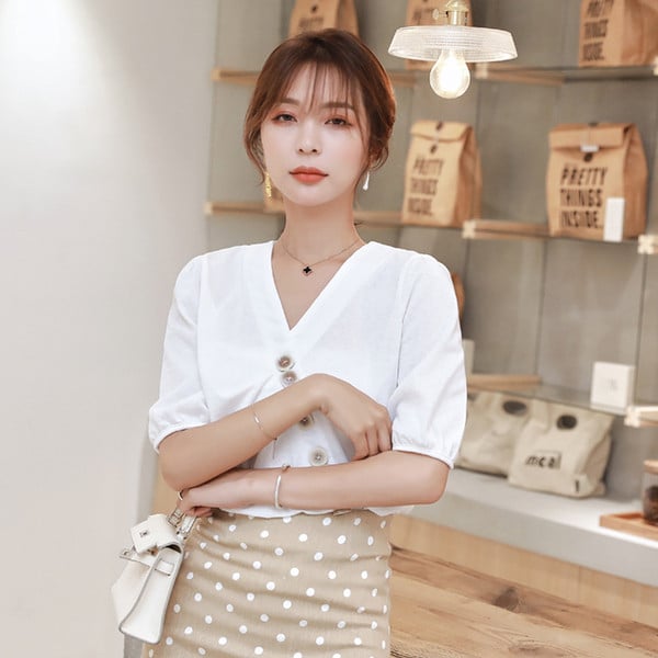 Cămașă casual de damă cu mâneci scurte, decolteu spitz și nasturi