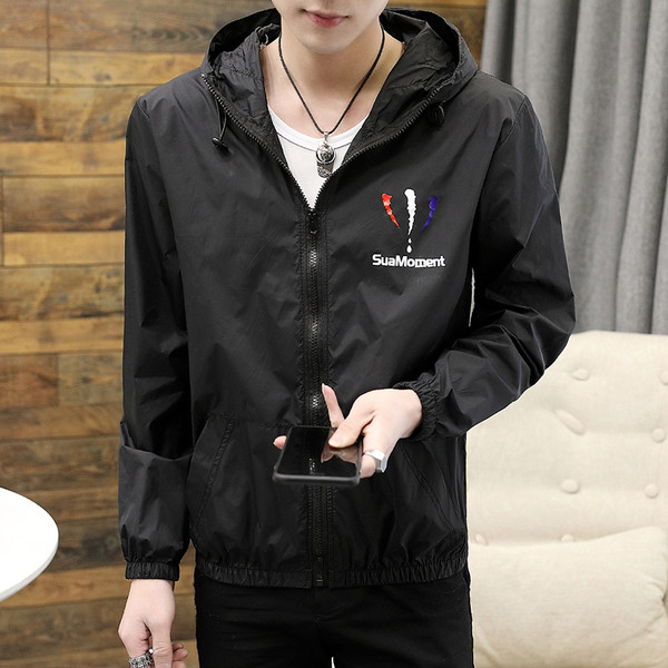 Vīriešu pavasara jaka ar kapuci un uzrakstu