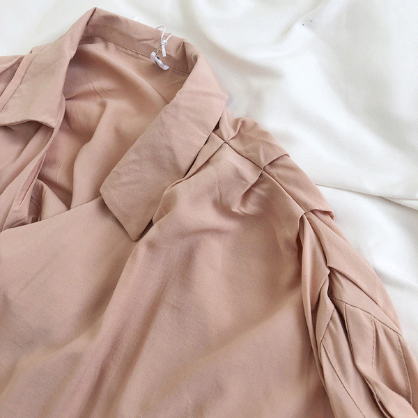 Plats sieviešu rozā krekls ar špica kakla izgriezumu