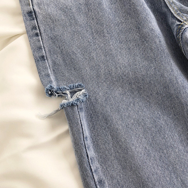 Blugi de dama cu motive rupte si talie inalta - model larg