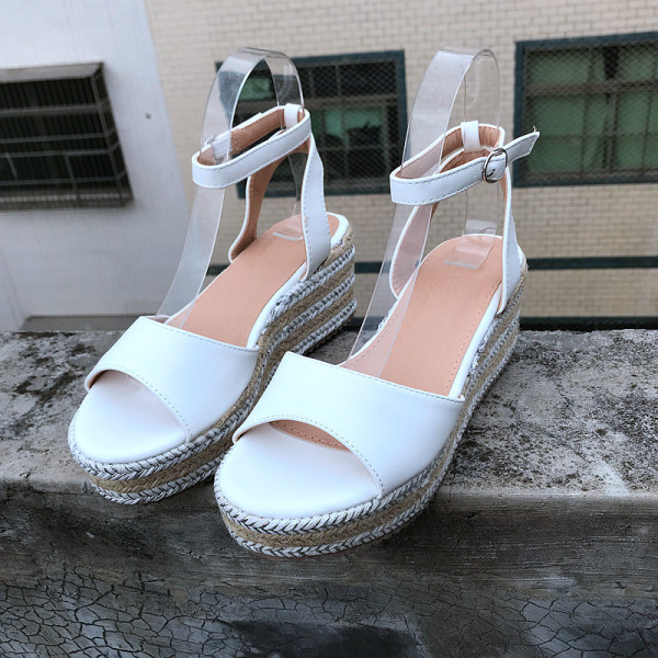 Sieviešu ikdienas sandales no mākslīgās ādas ar platformu