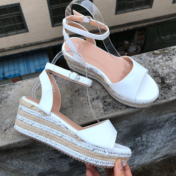 Sieviešu ikdienas sandales no mākslīgās ādas ar platformu