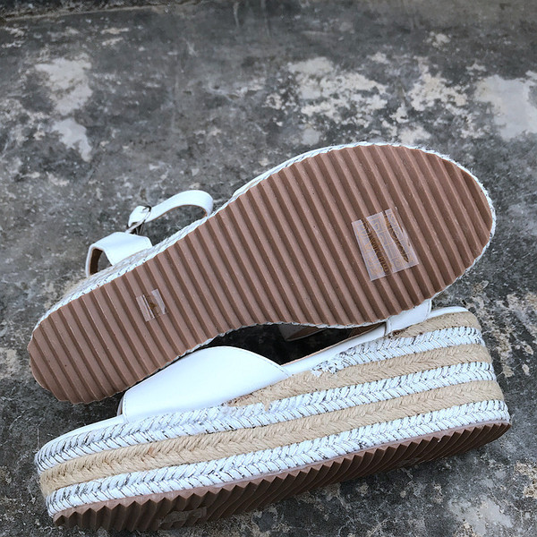 Sieviešu ikdienas sandales no mākslīgās ādas ar platformu