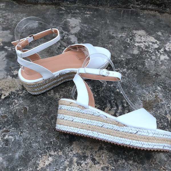 Sieviešu ikdienas sandales no mākslīgās ādas ar platformu