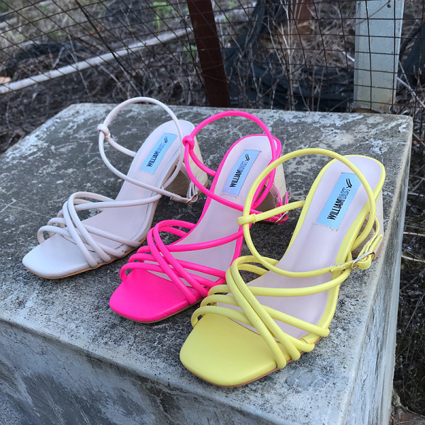 Új szandálmodell ekobőr pántokkal és 8 cm-es sarokkal