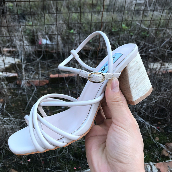 Új szandálmodell ekobőr pántokkal és 8 cm-es sarokkal