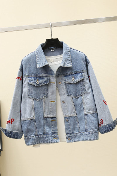 Ženska ležerna traper jakna sa džepovima i natpisima