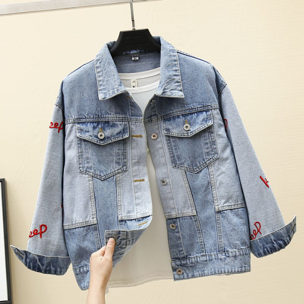 Ženska ležerna traper jakna sa džepovima i natpisima