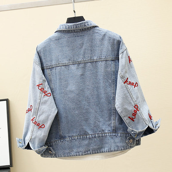 Ženska ležerna traper jakna sa džepovima i natpisima