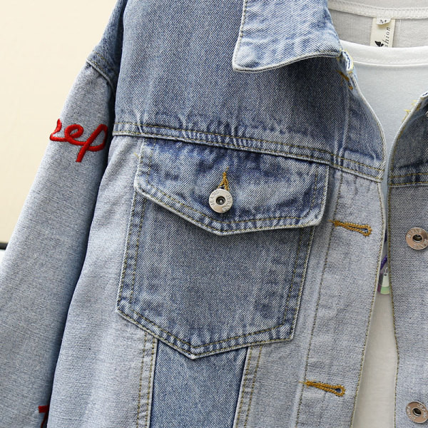 Ženska ležerna traper jakna sa džepovima i natpisima