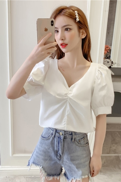 Cămașă de damă cu decolteu spitz și mâneci scurte