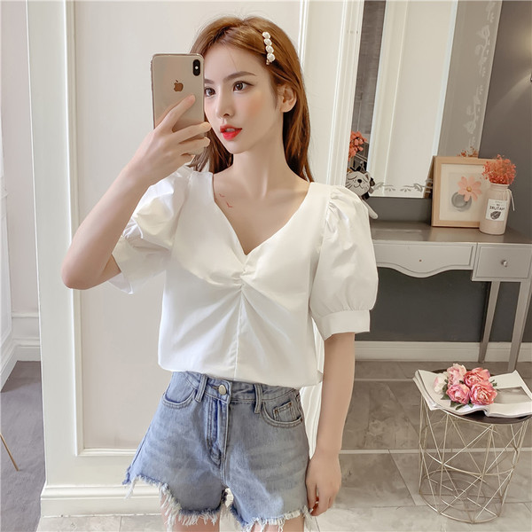 Cămașă de damă cu decolteu spitz și mâneci scurte