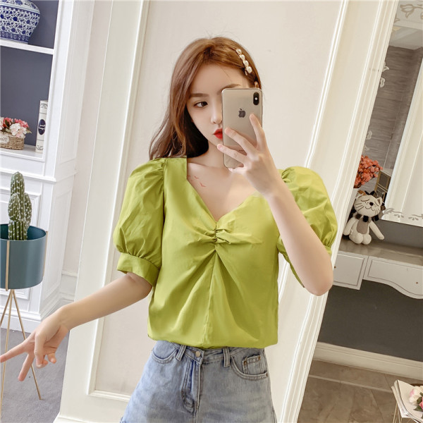 Cămașă de damă cu decolteu spitz și mâneci scurte