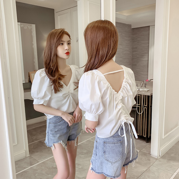 Cămașă de damă cu decolteu spitz și mâneci scurte