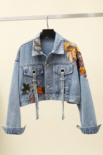 Modern rövid farmerdzseki színes virágmotívumokkal