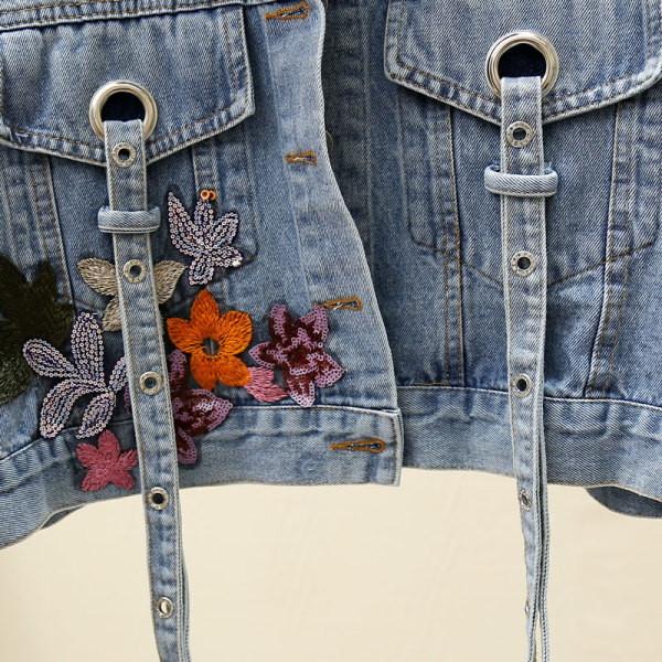 Modern rövid farmerdzseki színes virágmotívumokkal