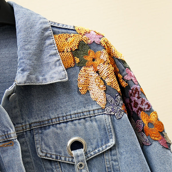 Modern rövid farmerdzseki színes virágmotívumokkal