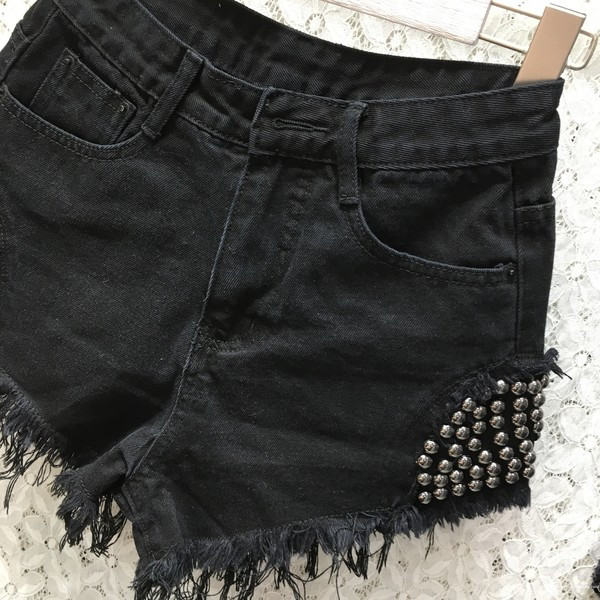 Model nou de pantaloni scurți de damă cu talie înaltă și nituri metalice