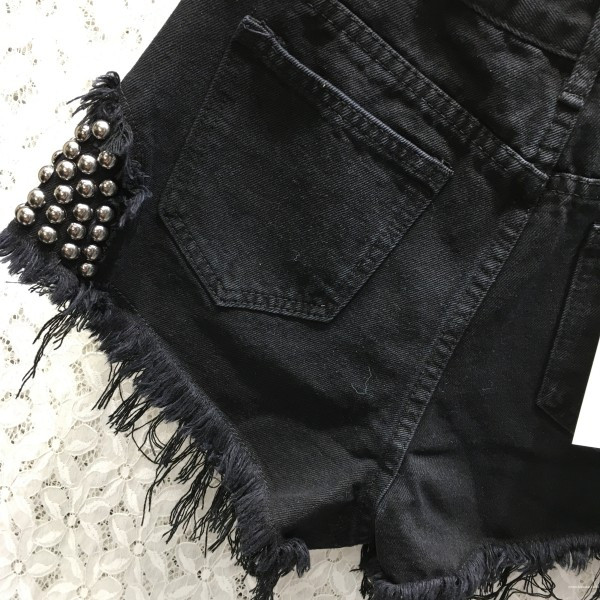 Model nou de pantaloni scurți de damă cu talie înaltă și nituri metalice