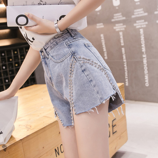 Trumpi modernūs džinsai su metalinėmis šaškėmis