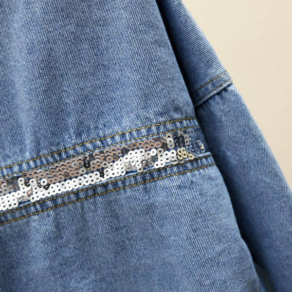 Široki model traper jakne s klasičnom kragnom i šljokicama