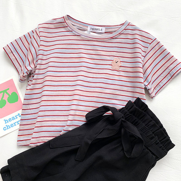 Prugasta ženska majica s kratkim rukavima i vezom