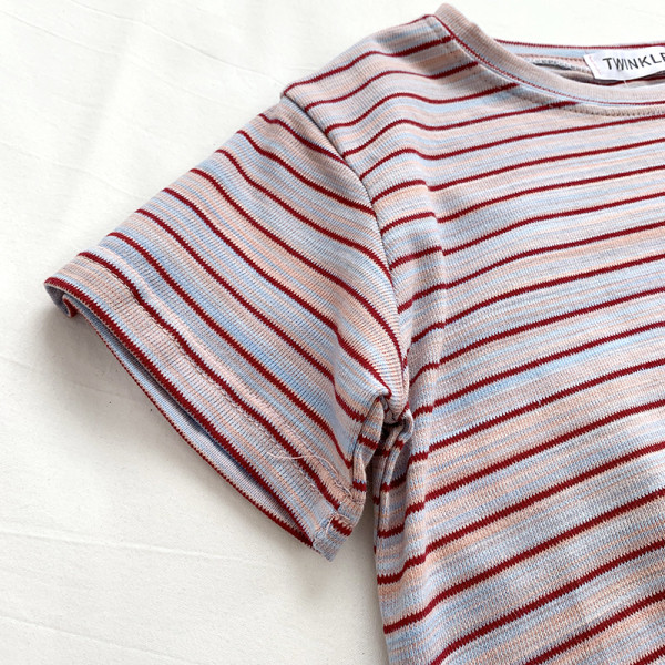 Prugasta ženska majica s kratkim rukavima i vezom