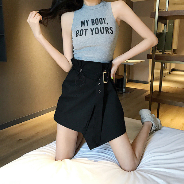 Moderna pripijena majica bez rukava s natpisom