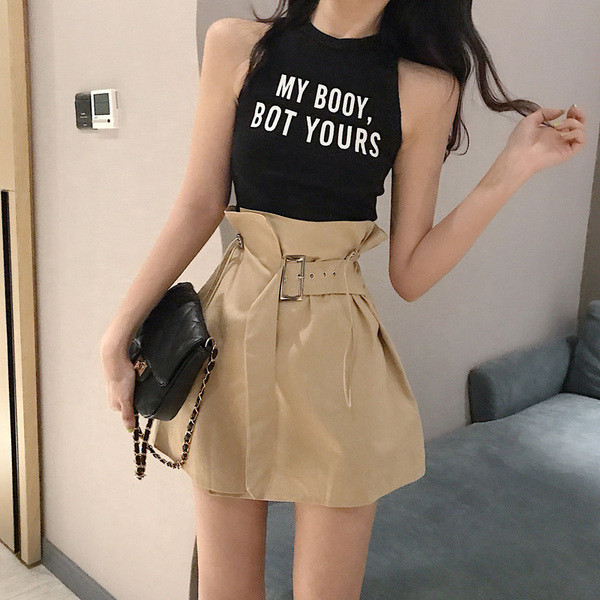 Moderna pripijena majica bez rukava s natpisom