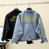 Moteriškos džinsinės striukės platus modelis su klasikine apykakle ir užrašu