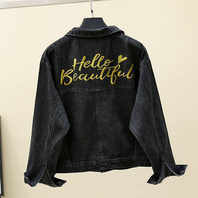 Moteriškos džinsinės striukės platus modelis su klasikine apykakle ir užrašu