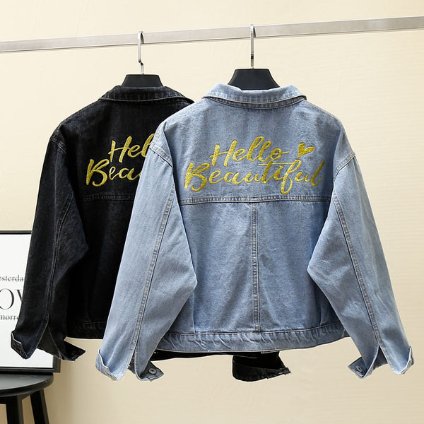 Moteriškos džinsinės striukės platus modelis su klasikine apykakle ir užrašu