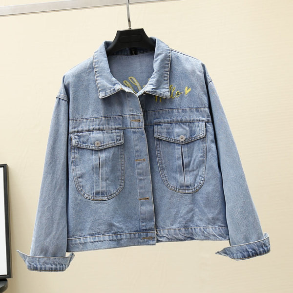 Moteriškos džinsinės striukės platus modelis su klasikine apykakle ir užrašu