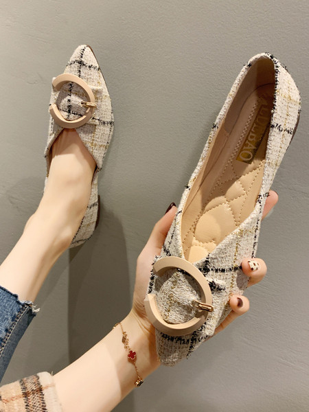 Pantofi dama in carouri cu talpa plata si catarama - model ascutit