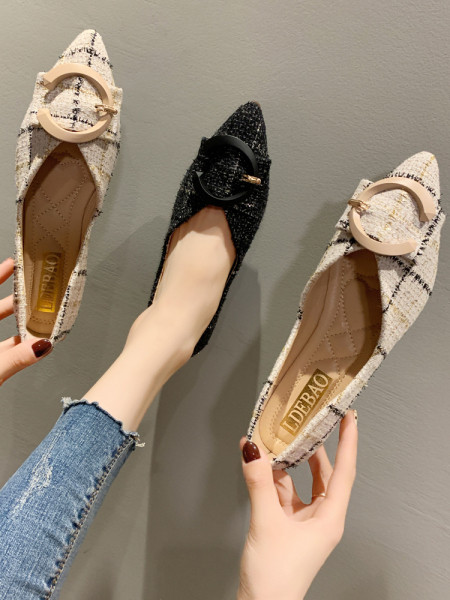 Pantofi dama in carouri cu talpa plata si catarama - model ascutit