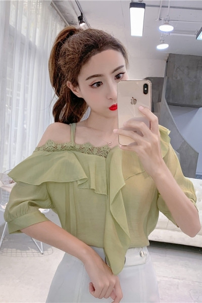 Įprasti moteriški marškiniai trumpomis rankovėmis ir apnuogintais pečiais