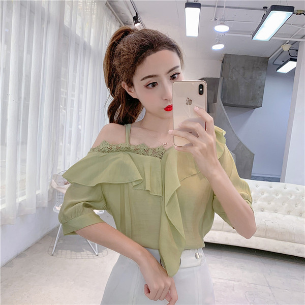 Įprasti moteriški marškiniai trumpomis rankovėmis ir apnuogintais pečiais