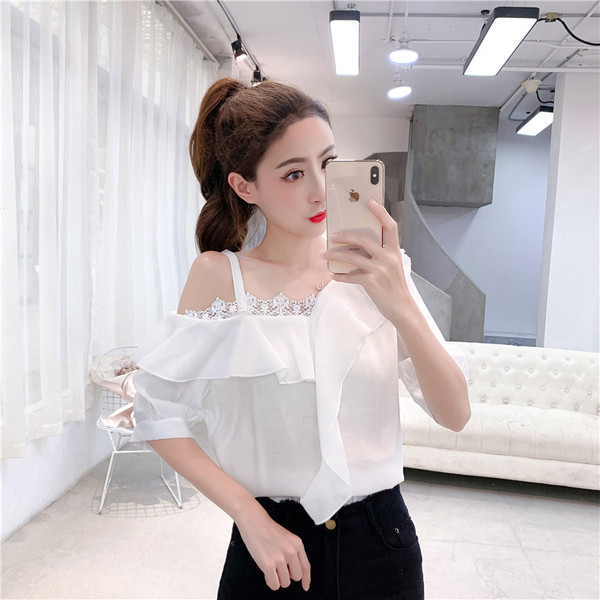 Įprasti moteriški marškiniai trumpomis rankovėmis ir apnuogintais pečiais