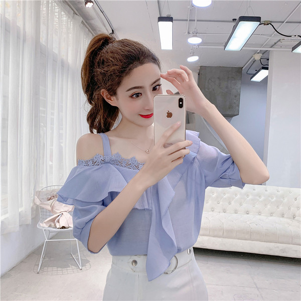 Įprasti moteriški marškiniai trumpomis rankovėmis ir apnuogintais pečiais