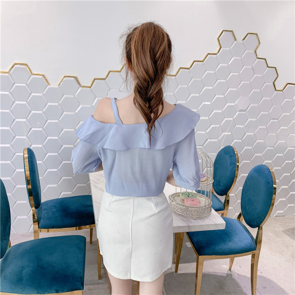 Įprasti moteriški marškiniai trumpomis rankovėmis ir apnuogintais pečiais