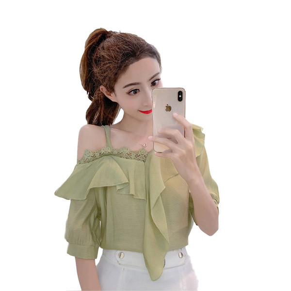 Įprasti moteriški marškiniai trumpomis rankovėmis ir apnuogintais pečiais