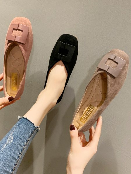 Pantofi moderni de damă cu un element metalic - talpă plată