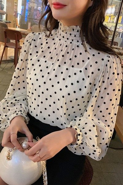 Moderna sieviešu blūze ar augstu apkakli ar punktiem