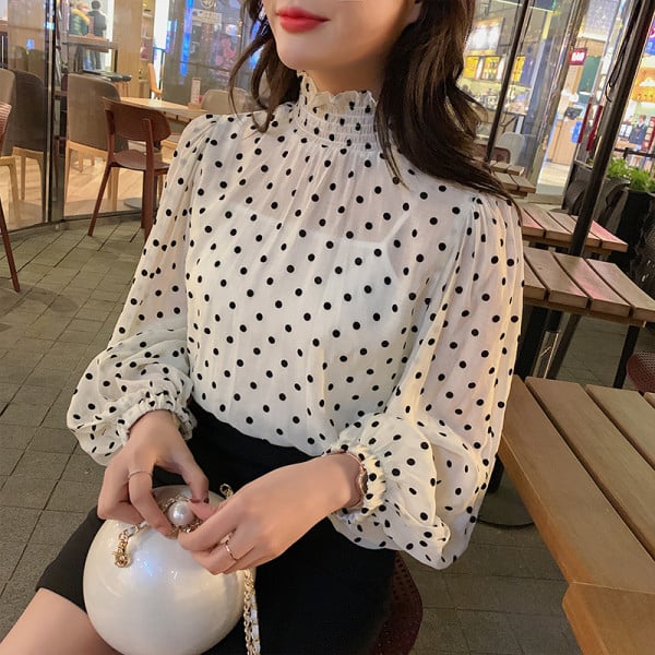 Moderna sieviešu blūze ar augstu apkakli ar punktiem