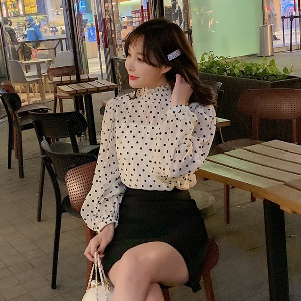 Moderna sieviešu blūze ar augstu apkakli ar punktiem