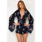 Laisvalaikio moteriškas kombinezonas gilia iškirpte ir plačiomis rankovėmis